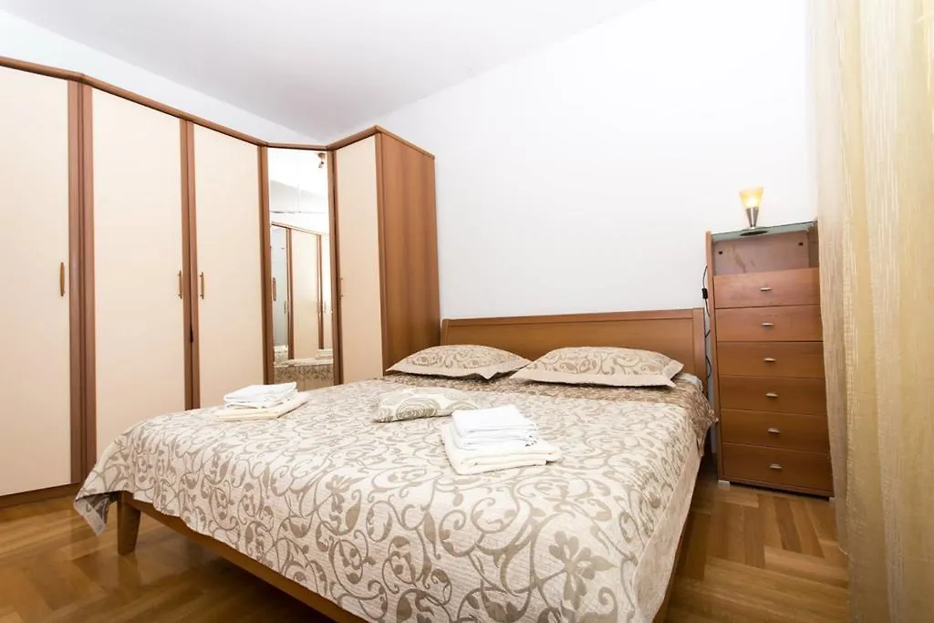 Apartments Meri Seget Vranjica