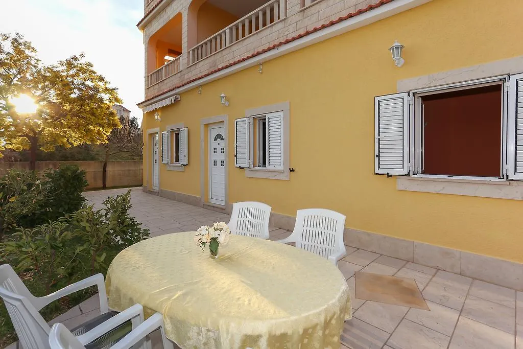 Apartments Meri Seget Vranjica